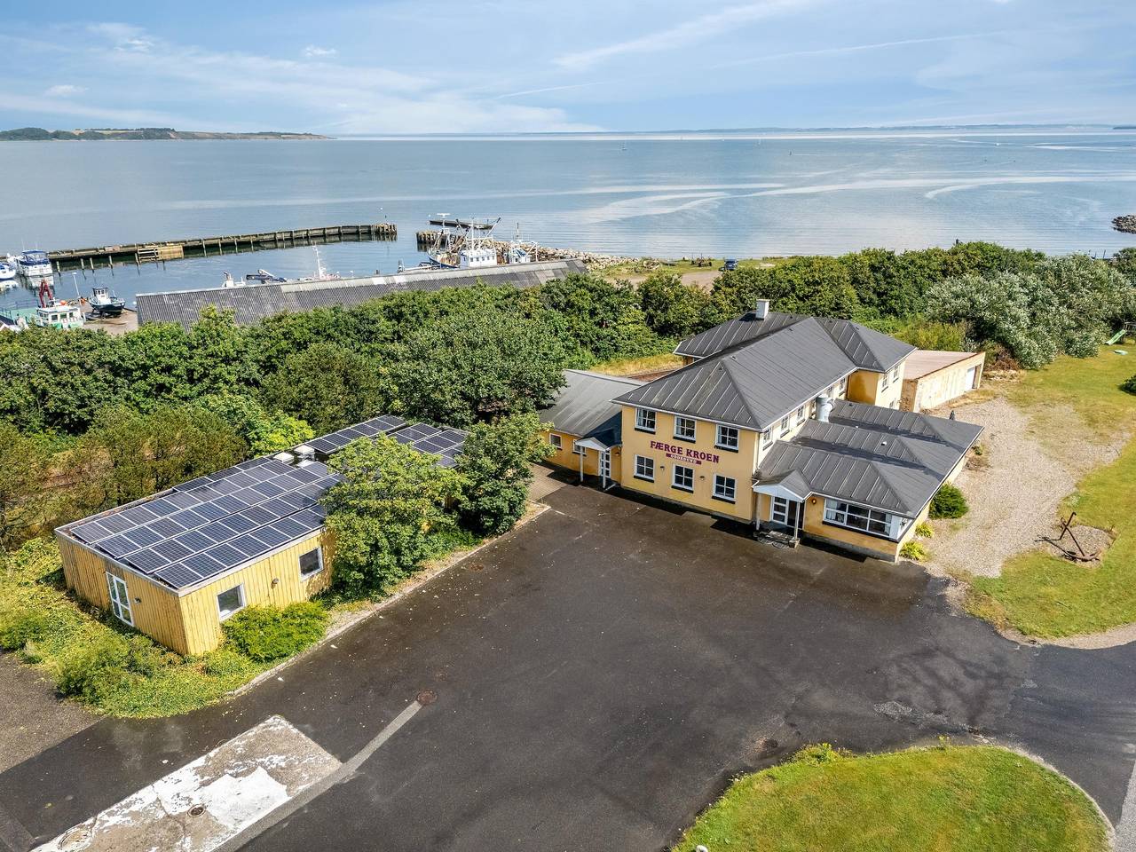 40-person holiday home, with large pool area and panoramic views of the Limfjord. in Thyholm, Oddesund