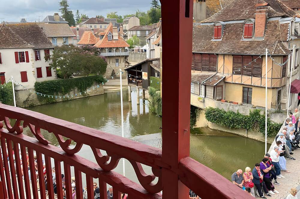 Entire apartment, Clara Panoramic Terrace T2 Apartment with Wi-Fi in Salies-de-Béarn, Béarn