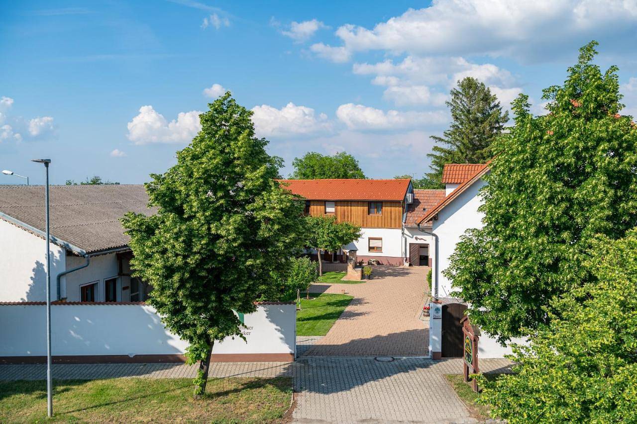 Double Room with Extra Bed in Apetlon, Neusiedlersee-Hügelland