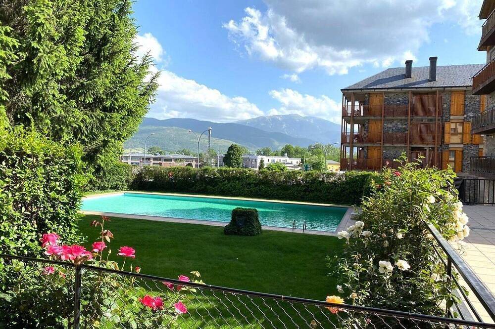 Appartement entier, Attique 3 ch. Cheminée, Piscine, Terrasse et Wifi inclus in Puigcerdà, Pyrénées catalanes