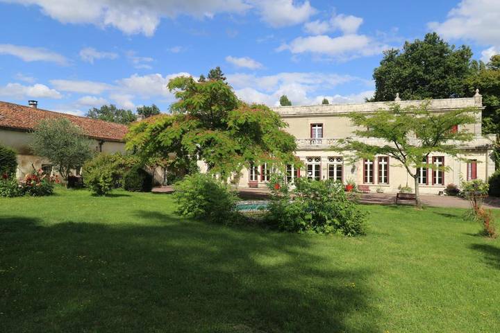 Location de vacances pour 3 personnes, avec Balcon et Terrasse ainsi que Jardin et Piscine à Saint-Laurent-de-Belzagot