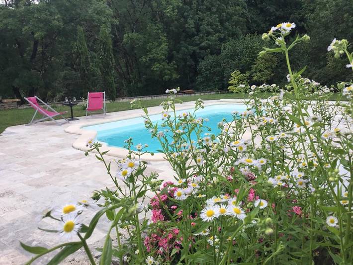 Location de vacances pour 2 personnes, avec vue ainsi que piscine et jardin à Château-Chalon - 3