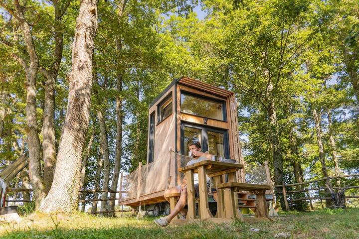 Gîte pour 2 personnes, avec jardin dans Bessins