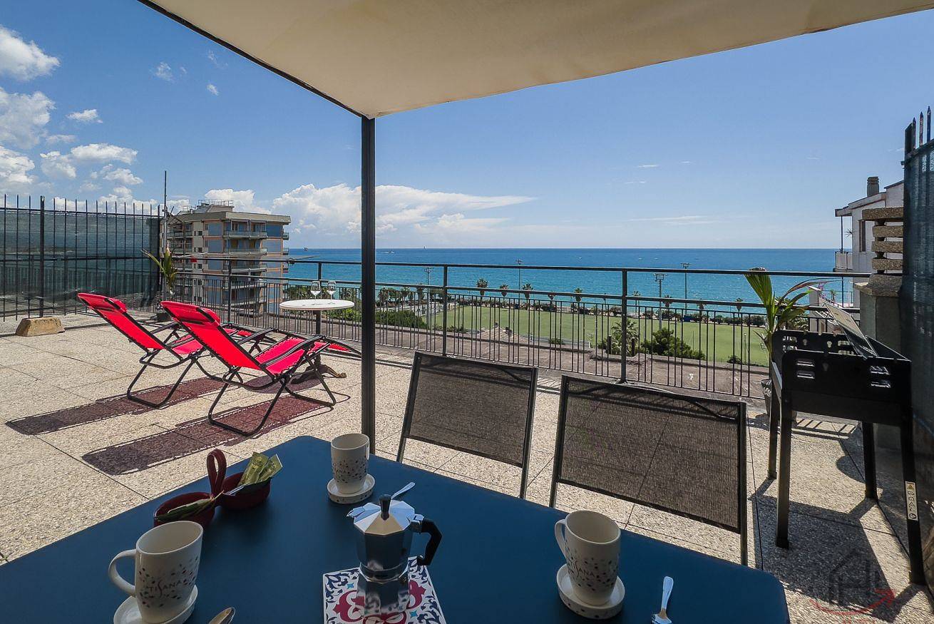 Ganze Wohnung, [Penthouse mit Meerblick] Free Park • A/C • Hiper Wifi in Savona (Stadt), Savona