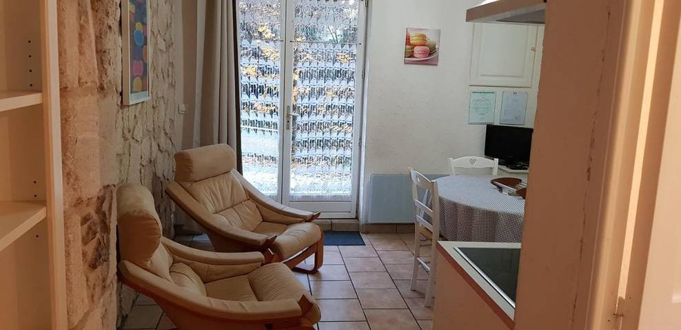 Location de vacances pour 2 personnes, avec piscine et jardin ainsi que jacuzzi et sauna à Bussac-Forêt - 4