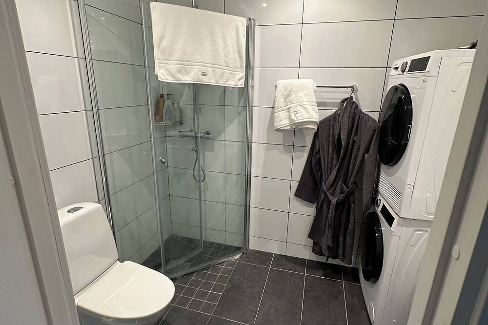 Hel lägenhet, ✨ Modern lyxlägenhet 78 kvm • 2 balkonger • Golfutsikt • Ac & 70” Tv ✨ in Örebro, Örebro kommun