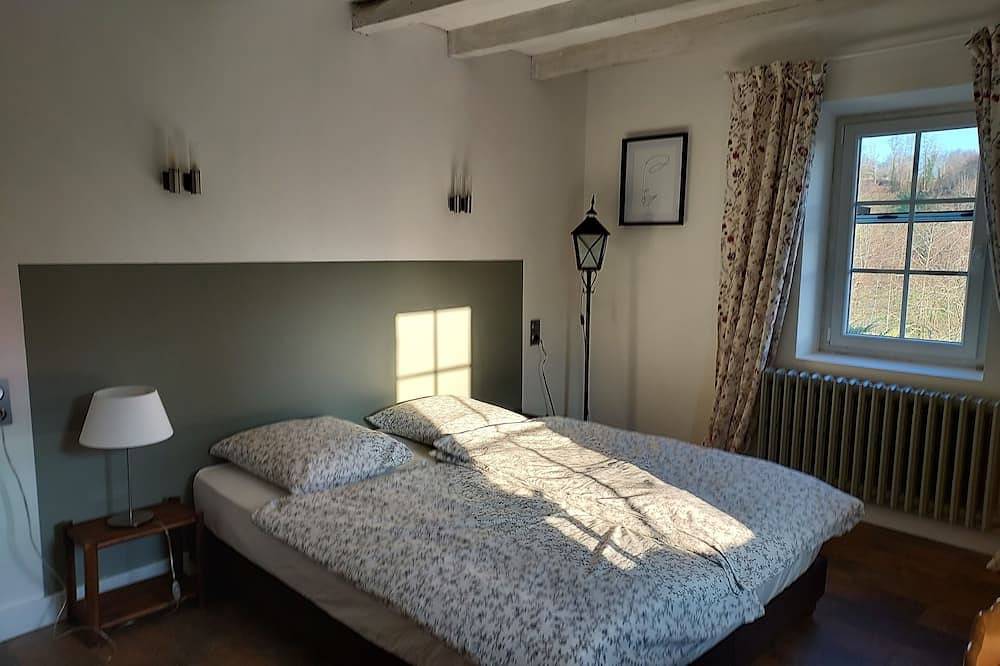 Belle périgourdine à proximité de Bergerac un bol d'air pur dans la forêt. in Maurens, Périgord Pourpre