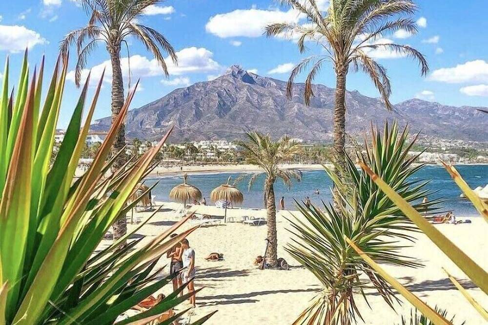 Entire apartment, Marbella Beachside Penthouse in San Pedro de Alcántara, Marbella