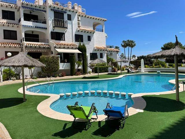 Apartamento para 5 personas, con Balcón además de Jardín y Piscina en Cabo Roig