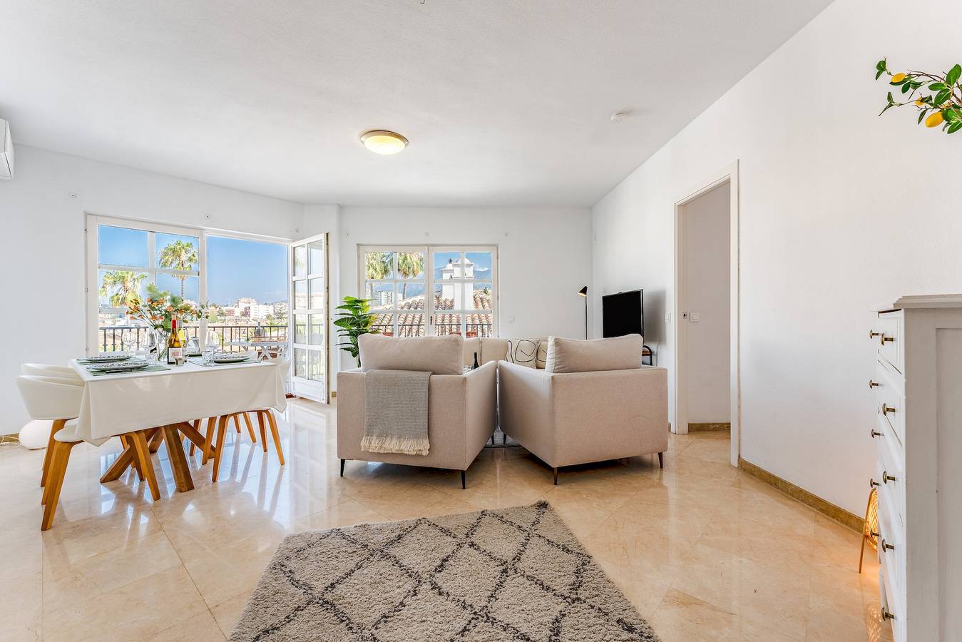 Apartamento entero, Apartamento 'Tres Coronas' con vistas a la montaña, piscina compartida y Wi-Fi in Fuengirola Centre, Fuengirola