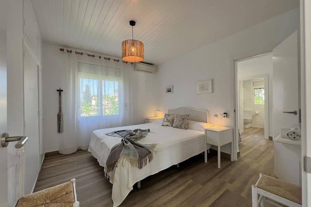 Casa Del Mar- Grande villa avec jardin et 2 piscines à 50 métres de la plage in Sant Martí d'Empúries, L'Escala