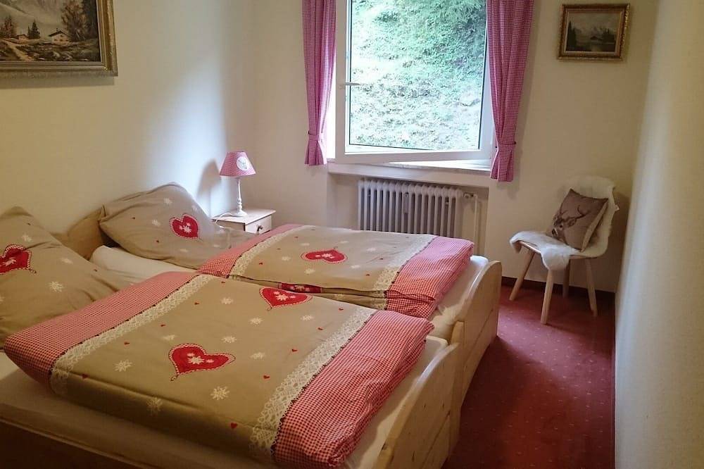 Ganze Wohnung, Fewo f. 2 Erw.+2 Kinder mit Schwimmbad,Sauna,Wlan,parken, Bergbahnen Mai-Nov. in Tiefenbach (Oberstdorf), Oberstdorf