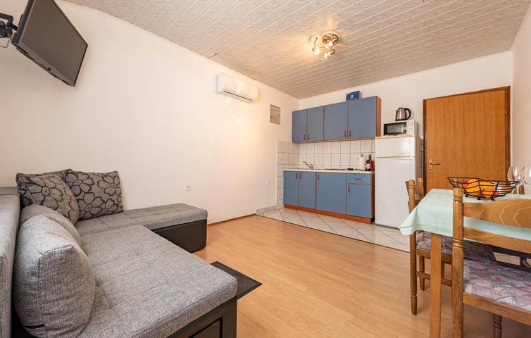 Ganze Ferienwohnung, Apartment mit Meerblick, Terrasse, Küche und WLAN – 900 m vom Strand Gradska Plaža entfernt in Pag Stadt, Pag