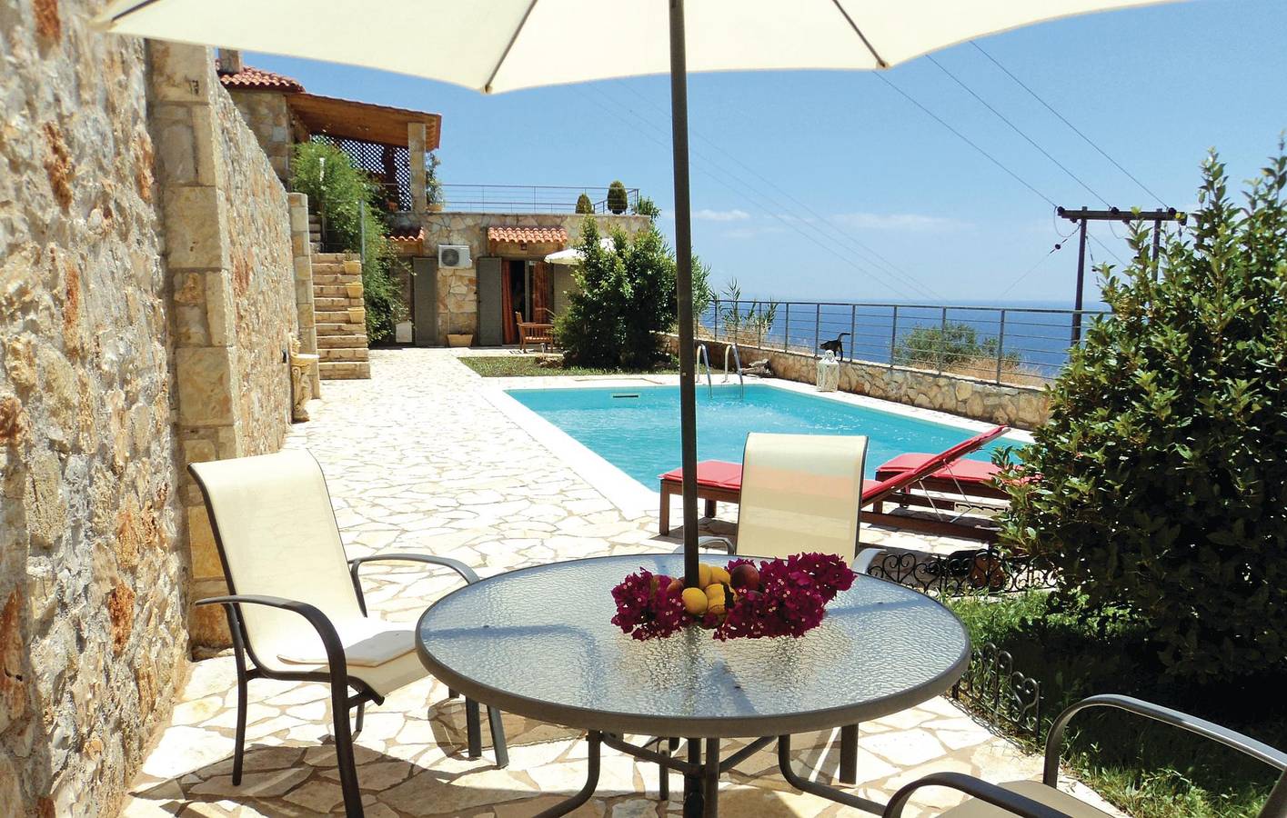 Charmantes Apartment mit Pool, Garten & Terrasse, 2km vom Strand entfernt in Xiropigado, Kynouria