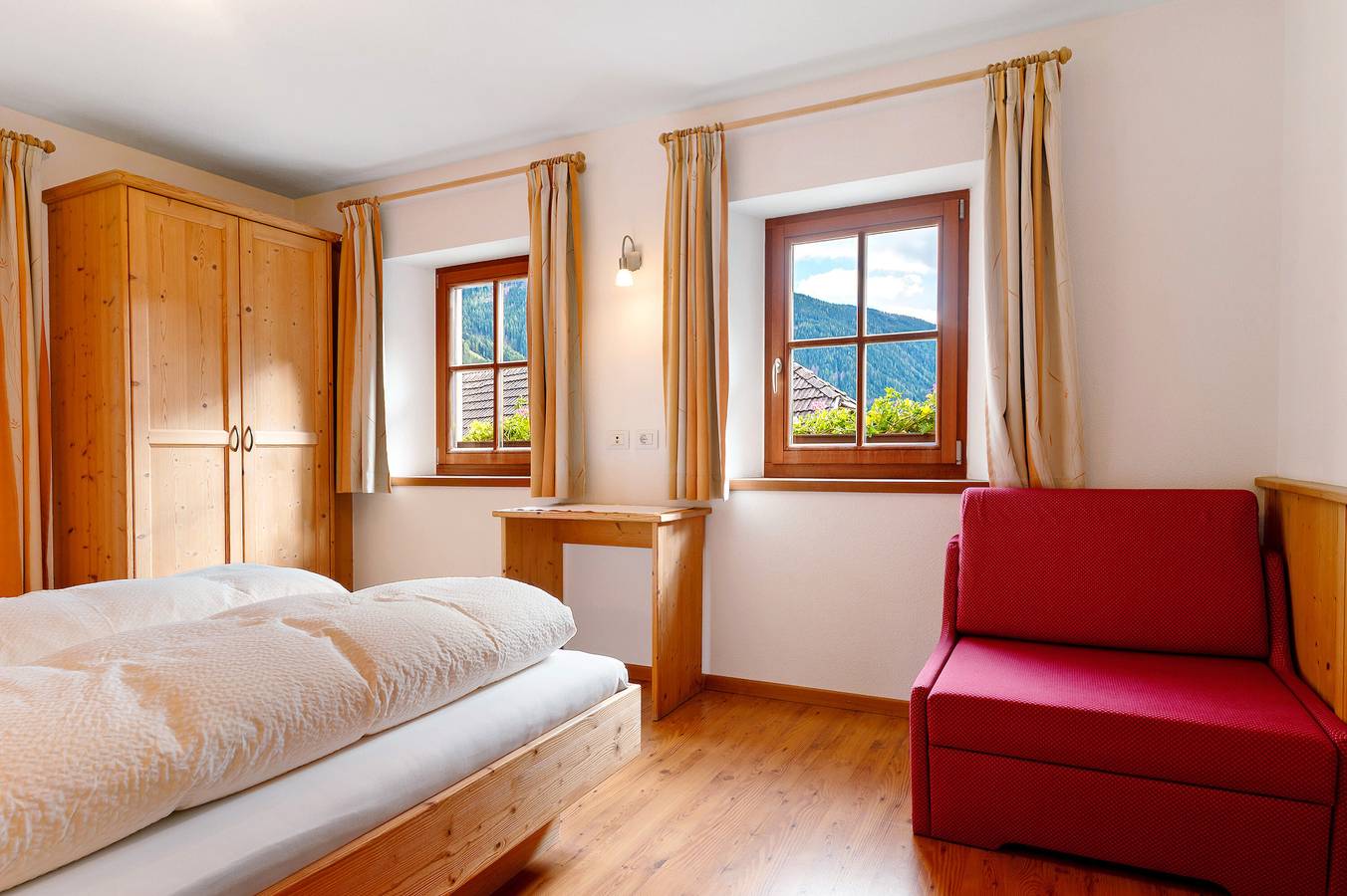 Ganze Wohnung, Apartment 'Fichte' mit Bergblick, gemeinsamer Terrasse und Wlan in Antholz, Rasen-Antholz