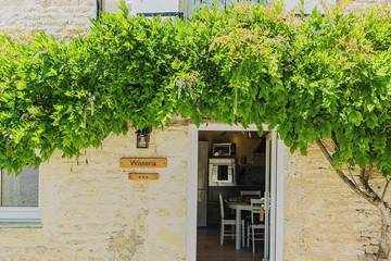 Gîte pour 4 personnes, avec jardin et piscine à Villeneuve-la-Comtesse