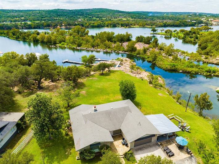 Vacation rental for 11 people, with terrace and yard in Lake Buchanan
