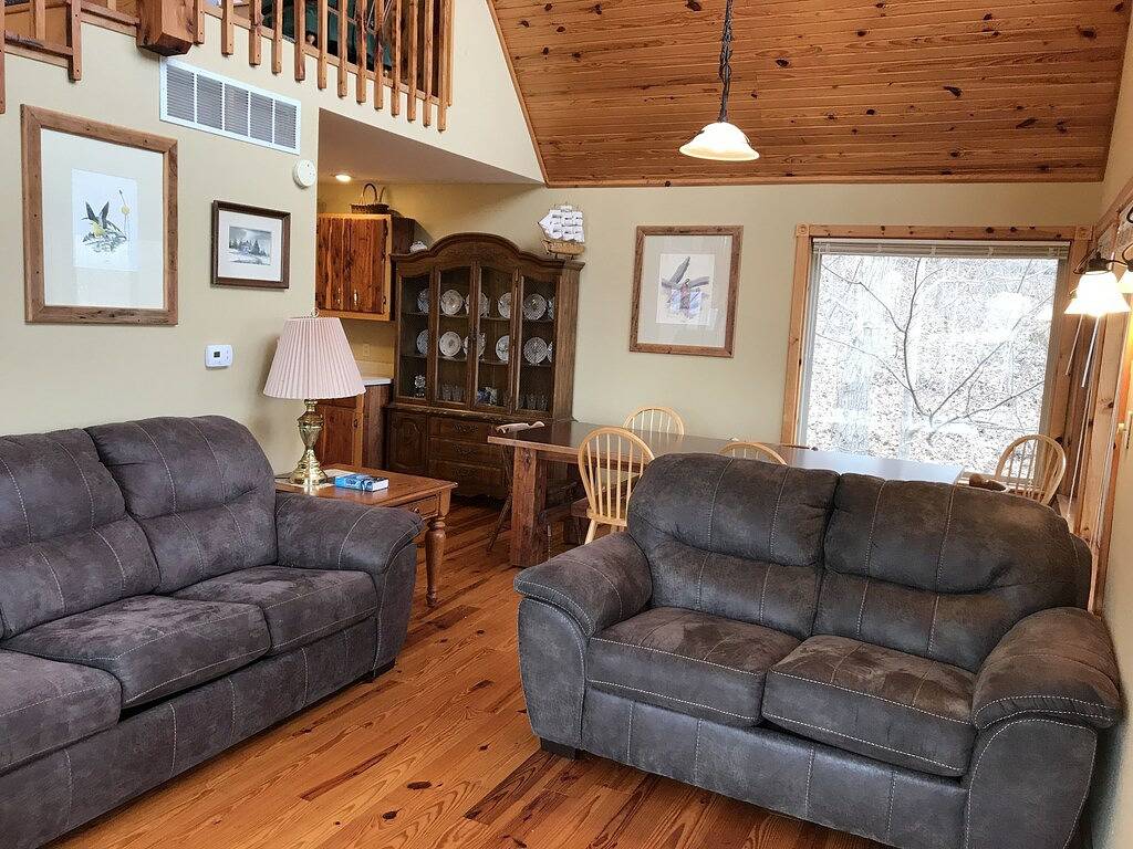 Unglaublich Fluss Szenen aus dem Plüsch und komfortable Loft Schlafzimmer in Perry County (IN)