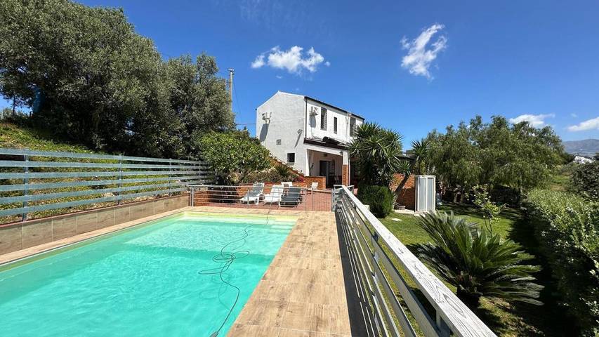 Villa per 10 persone, con giardino e piscina nonché panorama, con animali domestici in Partinico