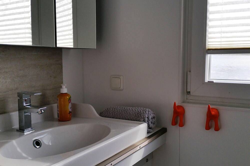 Traumhaus auf dem Wasser – Modernisiertes Hausboot 13 x 4 m in Pritzerbe, Havelsee