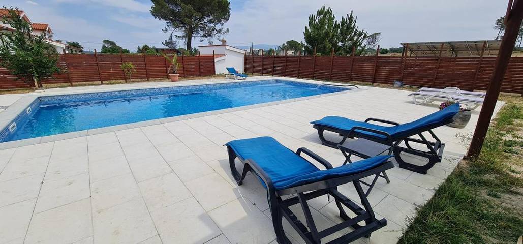 Maison d’hôte pour 3 personnes, avec Terrasse et Jardin ainsi que Piscine et Vue