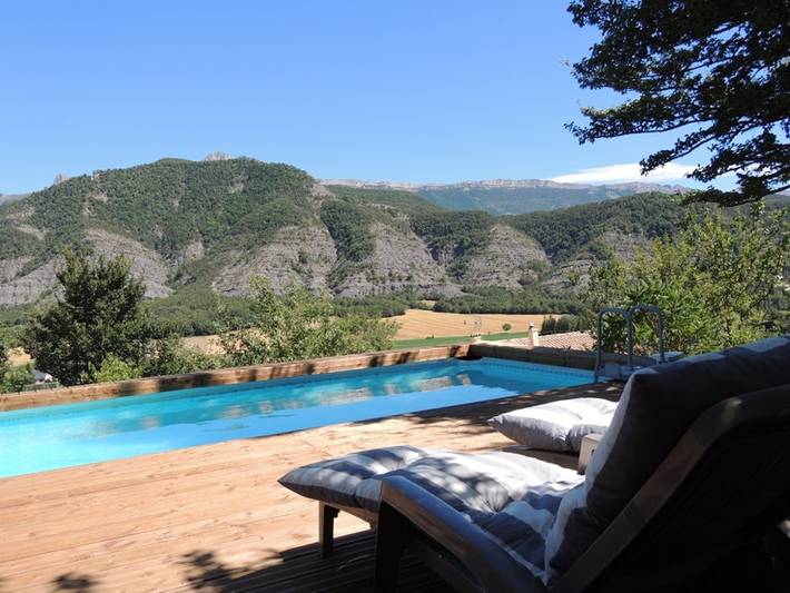 Gîte pour 4 personnes, avec terrasse ainsi que jardin et piscine