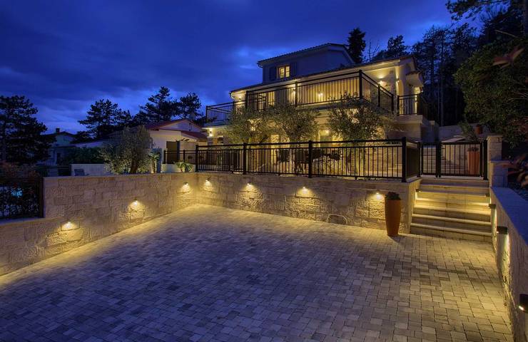 Ferienhaus für 8 Personen, mit Balkon/Terrasse und Terrasse sowie Garten und Pool auf Krk - 2