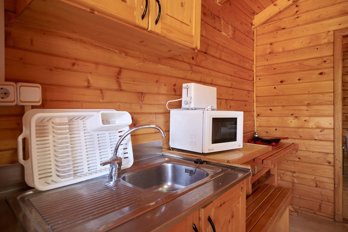 Landhaus 'Cabaña De Madera 5' mit Bergblick, Gemeinschaftspool und Klimaanlage in El Tranco, Hornos