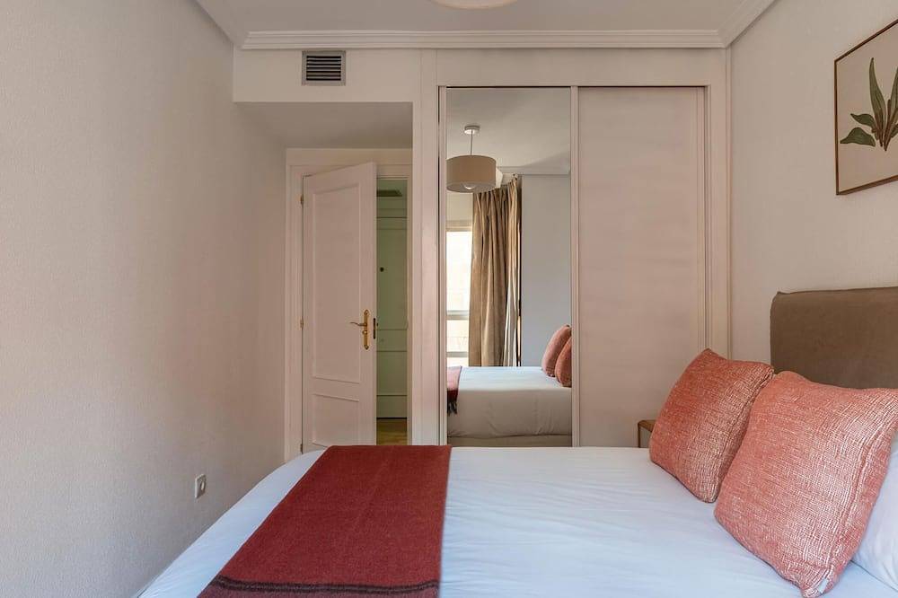 Entire apartment, Las Tablas - 1 Bedroom with sofa bed and terrace in Fuencarral-El Pardo, Madrid