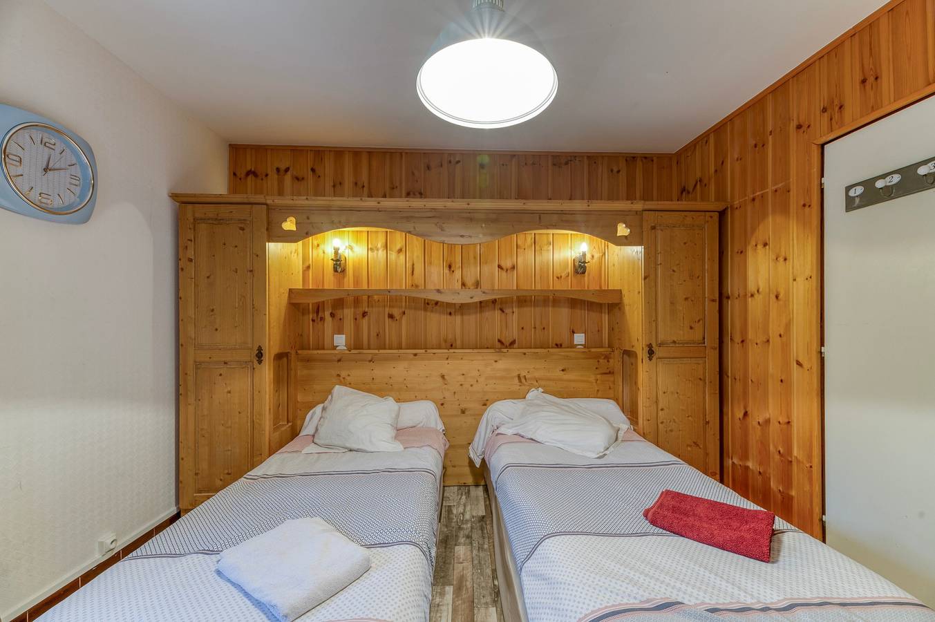 Room 'Chambre 2' with Mountain View and Balcony in Oz, Écrins National Park