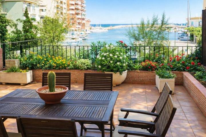 Apartamento de vacaciones para 5 personas, con vistas además de piscina y jardín - 1