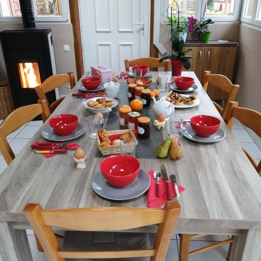 Triple Room with Private External Bathroom in Saint-Aubin-sur-Quillebeuf, Région de Bernay