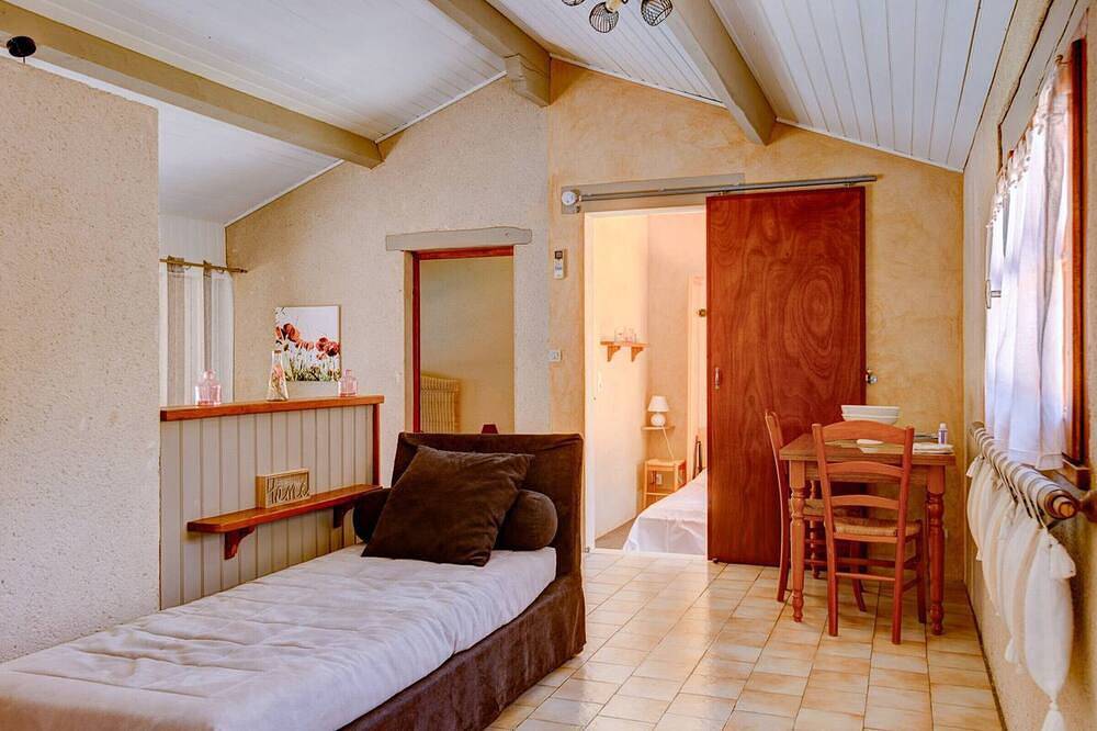 Cottage for 4, large terrace and garden in Gourdon, Lot