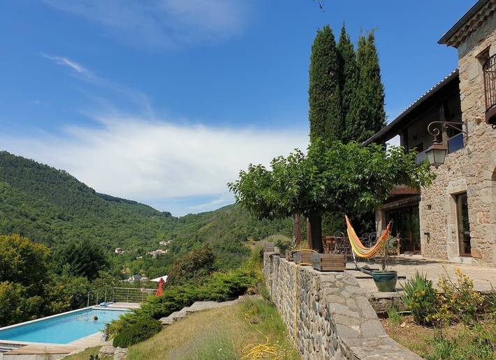 Gîte pour 15 personnes, avec balcon ainsi que jardin et piscine
