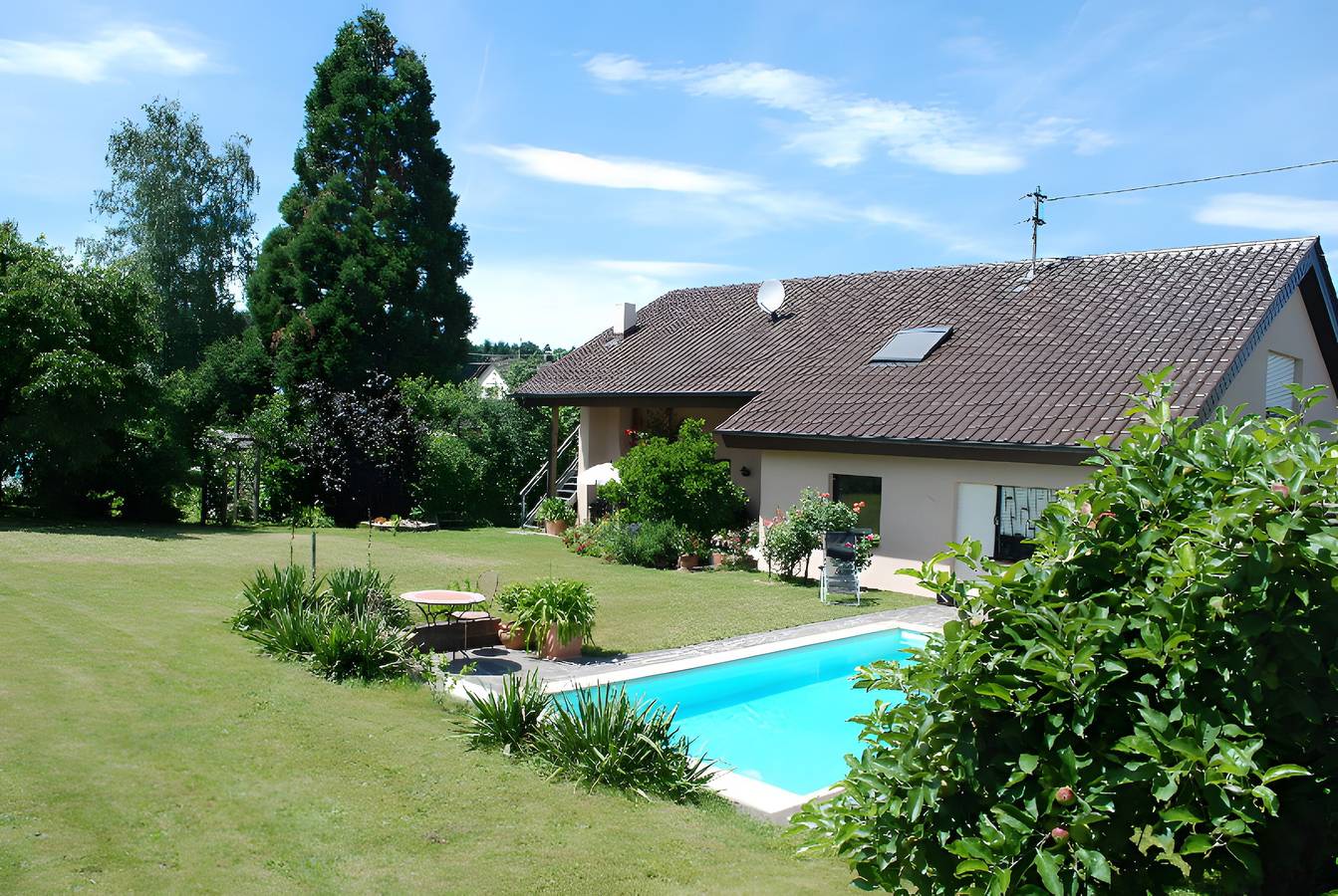 Ganze Wohnung, Ferienwohnung 'Mit Pool' mit Gemeinschaftspool, Gemeinschaftsgarten und Wi-Fi in Straubenhardt, Nordschwarzwald