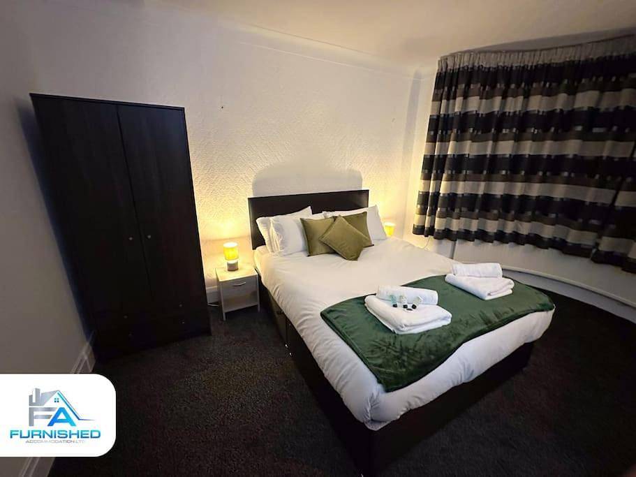 Large House - Relocation - Families in Manchester, Greater Manchester