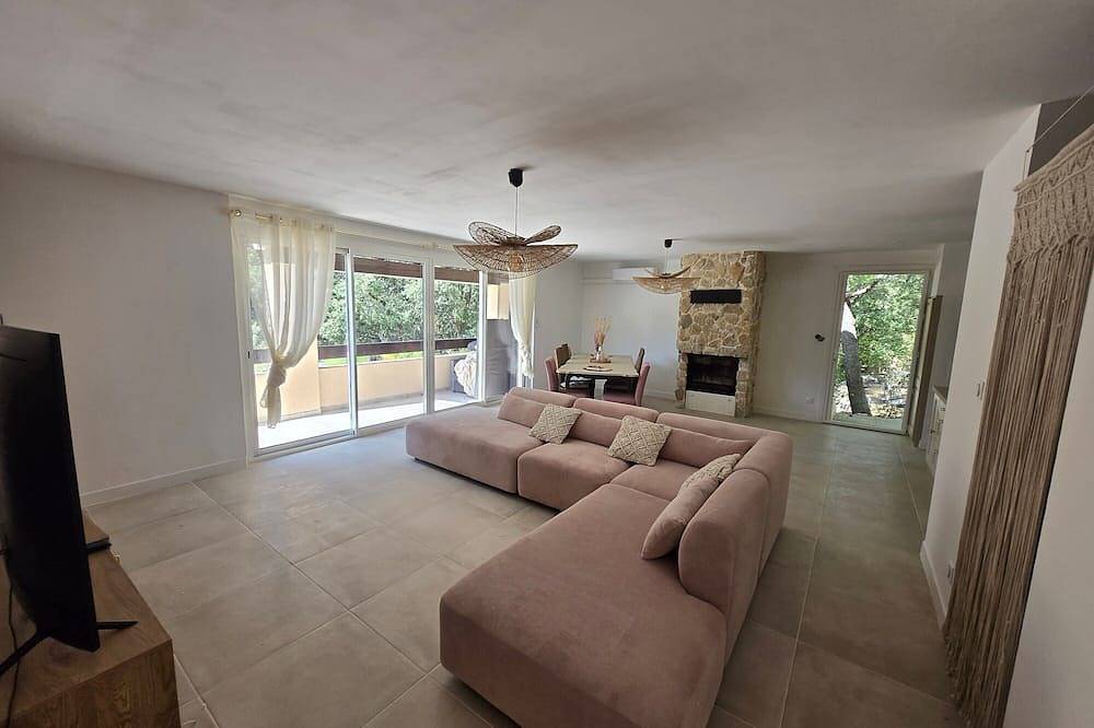Villa 'House 20' with Shared Pool, Wi-Fi and Air Conditioning in Auriol, Marseille region