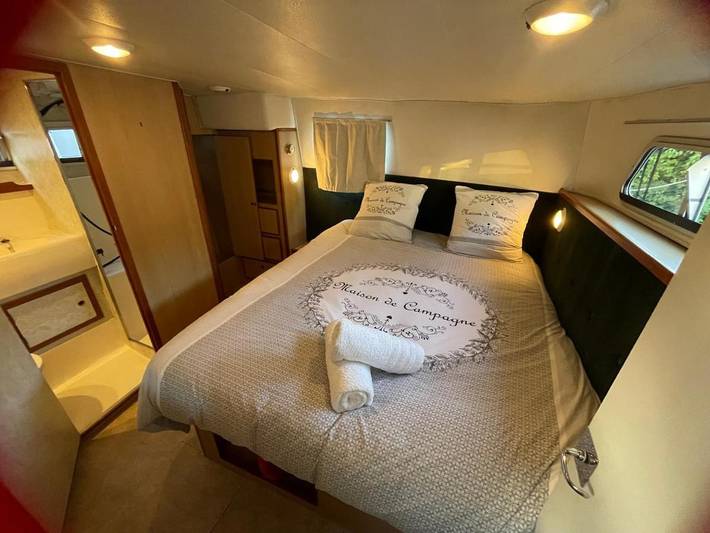 Bateau pour 4 personnes, avec terrasse et vue, animaux acceptés dans Bazolles