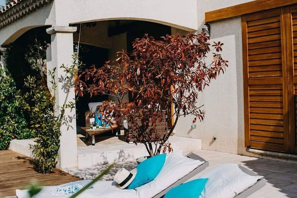 Charming house, Zen atmosphere in the garrigue, Private heated pool & Jacuzzi in Castillon-du-Gard, Region de Nimes