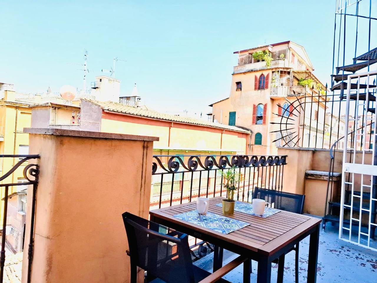 Entire apartment, Apartment 'Monti View' with Private Terrace, Wi-Fi and Air Conditioning in Rome City Center, Rome