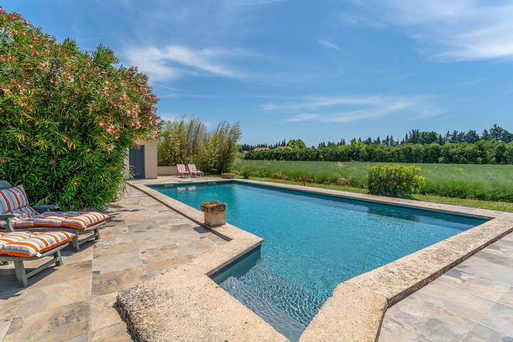 Chambre d’hôtes « Flamant Rose » avec piscine partagée, Wi-Fi et climatisation in L'Isle-sur-la-Sorgue, Vaucluse