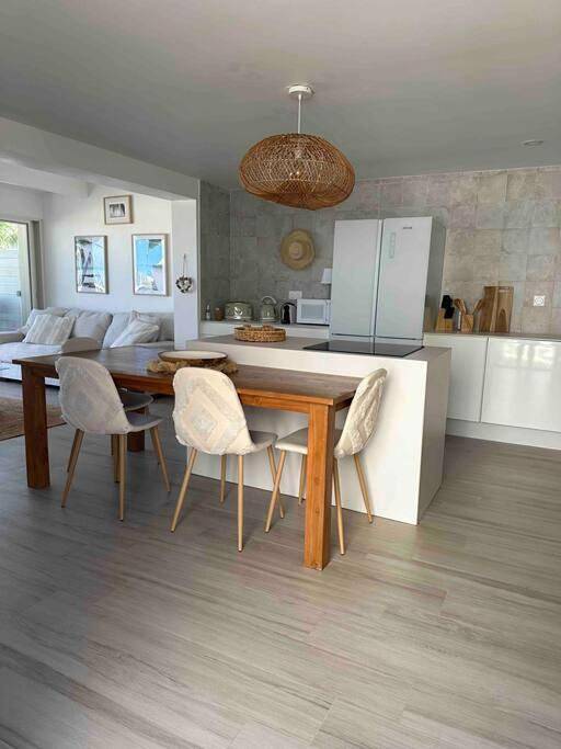 Location de vacances pour 4 personnes, avec vue et piscine ainsi que terrasse et jardin dans Nettlé Bay - 3