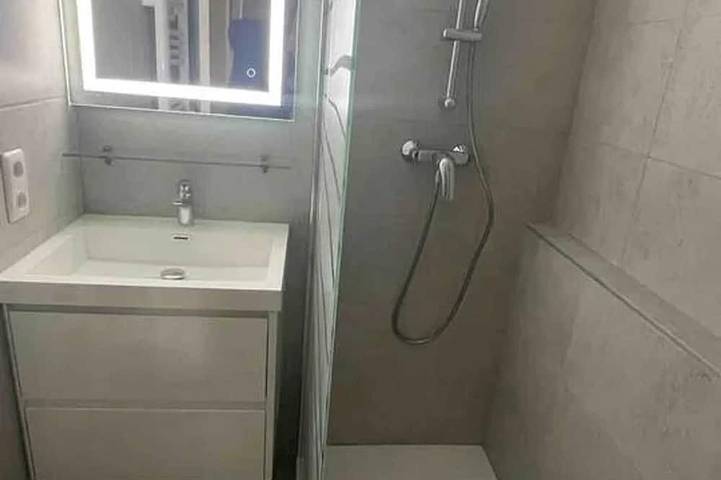 Gîte pour 4 personnes, avec terrasse ainsi que piscine et balcon/terrasse dans Office De Tourisme Cannes La Bocca - 4