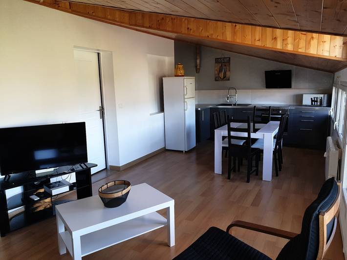 Hel lägenhet, Apartment 'Chateau Maine Chaigneau' with Terrace and Vineyard View in Néac, Libourne region