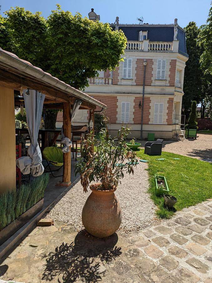 Chambre d’hôte pour 6 personnes, avec terrasse et vue ainsi que jardin et piscine dans Essonne - 3
