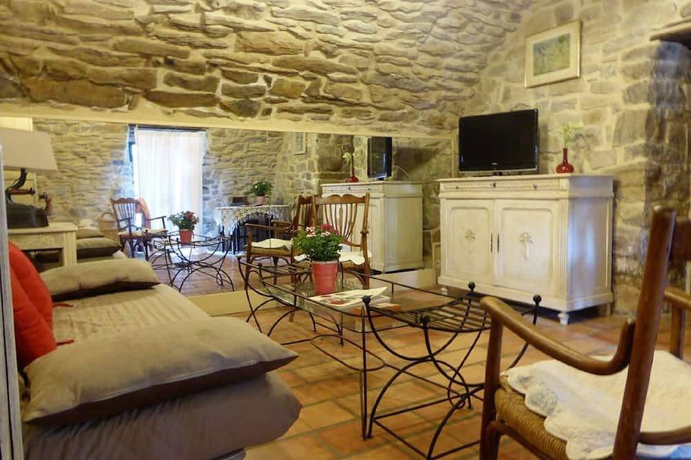 Appartement entier, Appartement de charme dans grand Mas du Xvii, piscine et jardin in Vesseaux, Parc naturel régional des Monts d'Ardèche