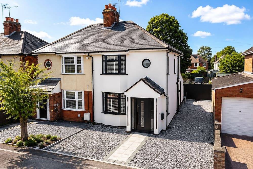 Modern 3-Bed, 2-Bath Home | Parking for 3 | Air Conditioning | Rugby in Warwickshire