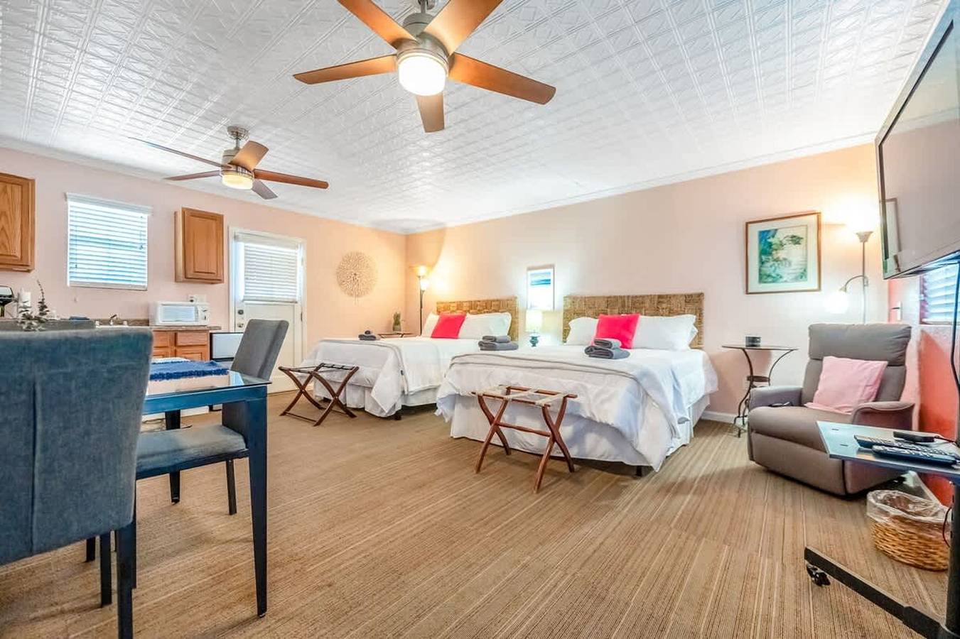 Entire apartment, Sequoia Parks Coast Wineries Skiing All Day Trips in Visalia, Tulare County