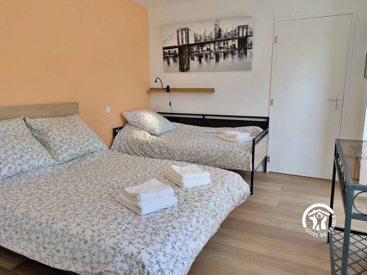 Appartement entier, Gîte La Maison du Bourg avec Terrasse et Parking, 4 Personnes à Louverné in Louverné, Mayenne