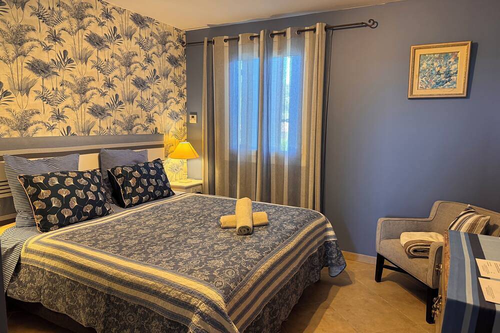 La Bastide des Romarins, In Provence in the heart of the Alpilles for 6 People in Plan-d'Orgon, Region de Arles